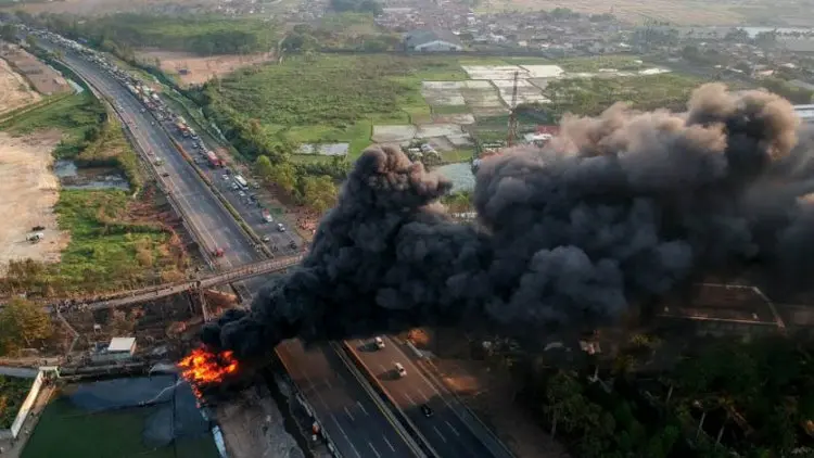 Pertamina Berhasil Padamkan Api Kebakaran Pipa BBM di Padalarang