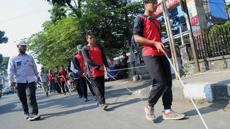 Foto: Gerak Jalan Tongkat Putih SLB Negeri A Kota Bandung