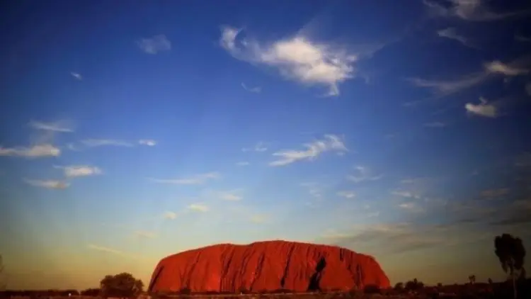 Bakal Ditutup Permanen, Bukit Cadas Uluru Diserbu Turis