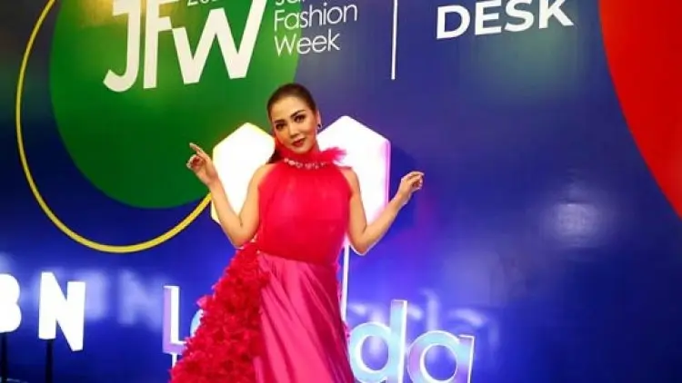 Bella Shofie Unjuk Gigi di Jakarta Fashion Week