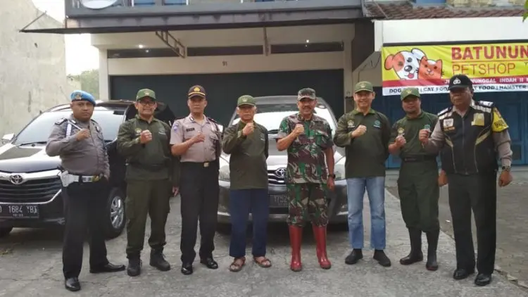Mahasiswa, Lembaga Dakwah, dan Aparat Bersatu Bersihkan Sungai Citarum Kolot