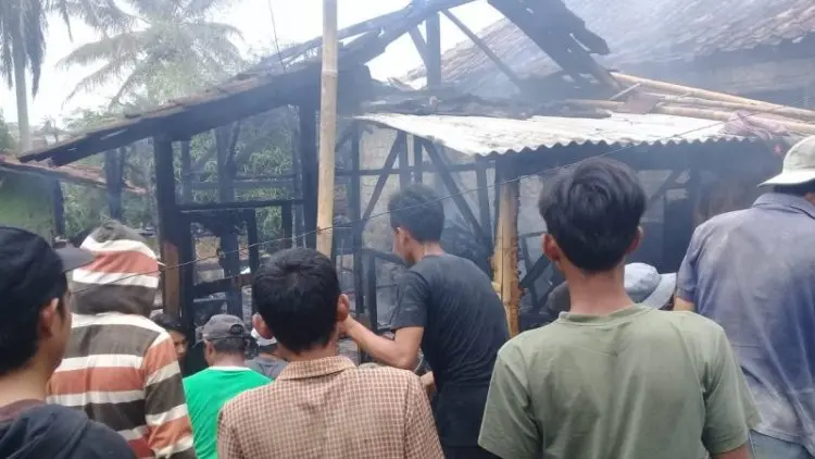 Api Lalap 3 Rumah di Kawasan Padat Penduduk di Sukabumi