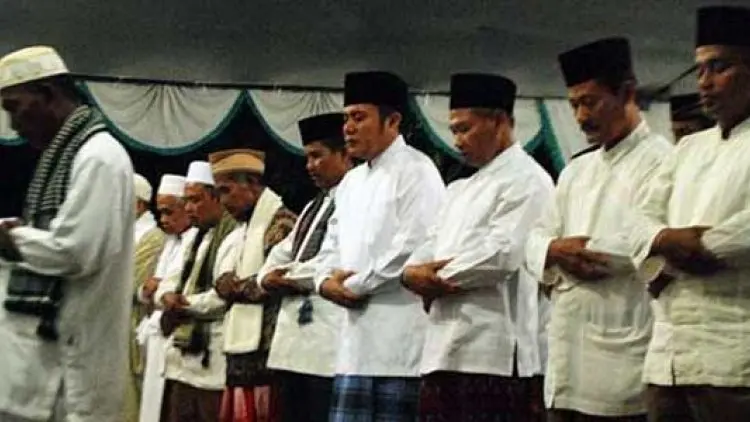 Awas, Orang Munafik jangan Dijadikan Imam Salat