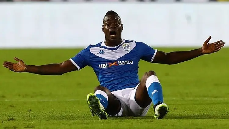 Kesal Diganti, Balotelli Rusak Kamera Fotografer