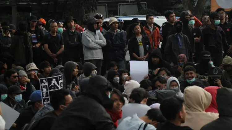 Foto: Aksi Massa Berbaju Hitam