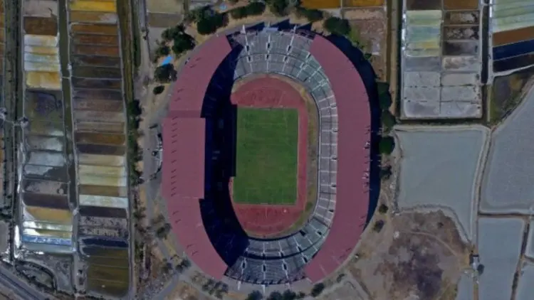 Kokohnya Stadion GBT di Tengah Tambak Pinggiran Kota