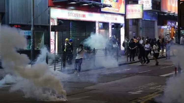 Unjuk Rasa Masih Membara, Hong Kong Resesi