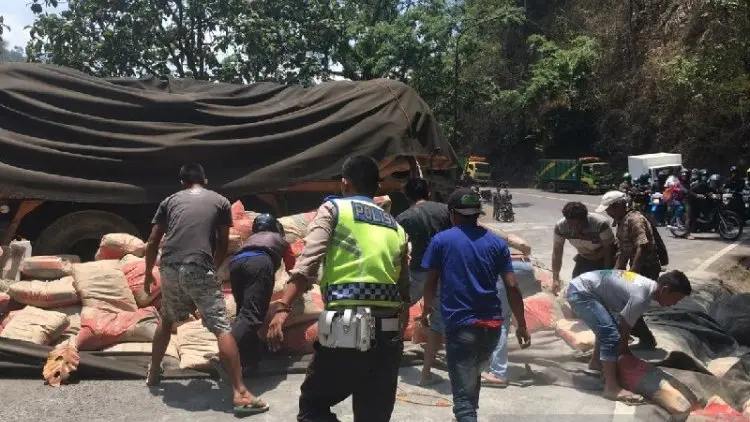 Dua Pedagangn Asongan Tewas Tertabrak Truk di Sumedang