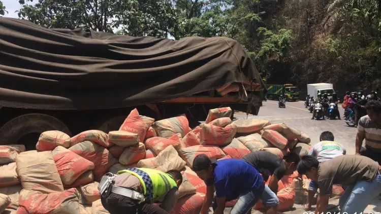 Dua Pedagang Asongan Tewas Tertabrak Truk Tronton di Cadas Pangeran