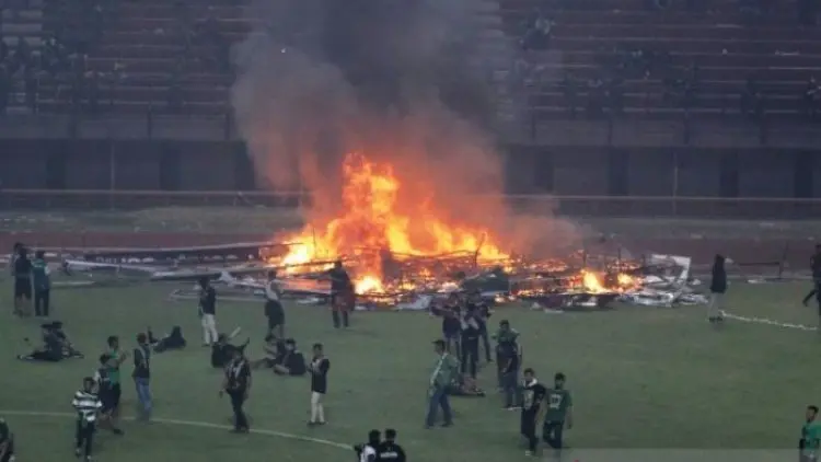 Polda Jatim Usut Kerusuhan Suporter di Stadion GBT