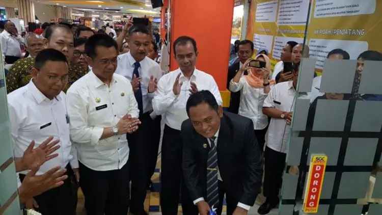 Bupati Bekasi Resmikan Gerai Layanan Kependudukan di Pusat Belanja