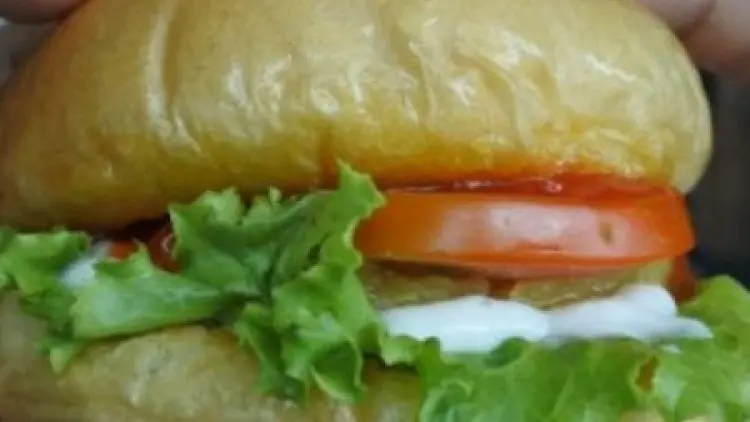 Lomba Makan "Burger" Terbesar 10.000 Kalori di Bangkok