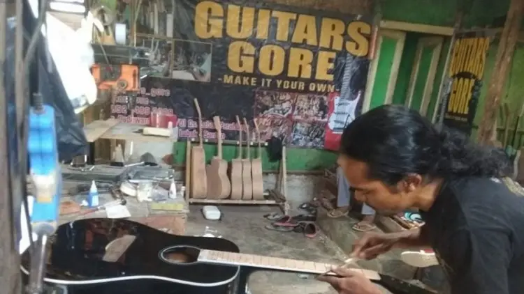 Gitar Produksi Pedalaman Lebak Diminati Pasar
