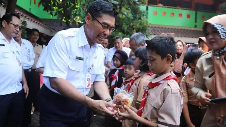 Anggaran Lem Aibon Bisa untuk Program Gizi Anak?