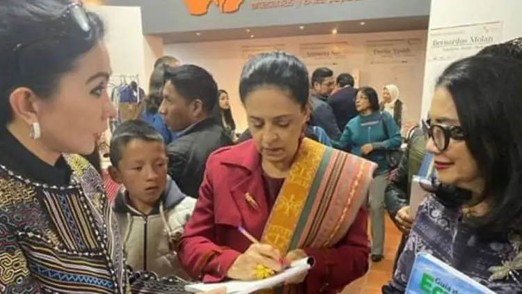 Ibu Negara Ekuador Kunjungi Perajin NTT di Stan Indonesia