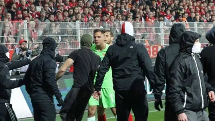 Aksi Kiper Union Berlin Cegah Keributan Suporter