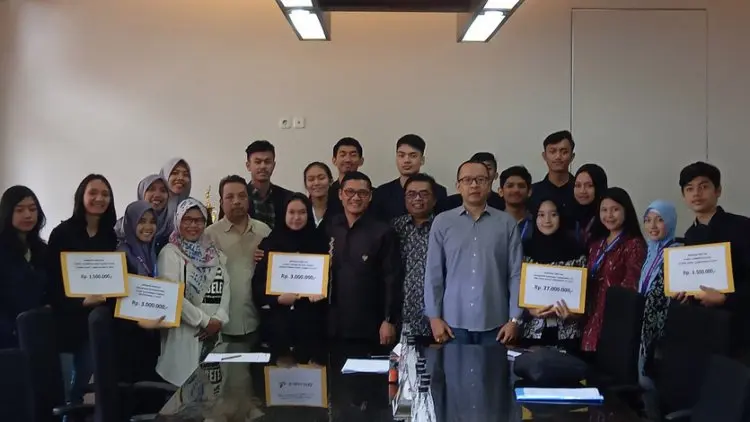 Rektor Widyatama Memberikan Uang Kadeudeuh