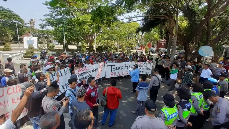 Ratusan Warga Desa Karanganyar Tolak Hasil Pilwu