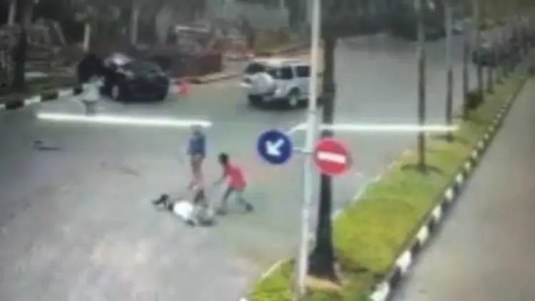 Video Mobil 'Terbang' Hantam Nenek-Nenek