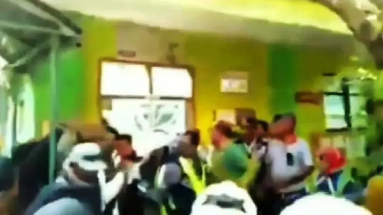 Video Detik-Detik Atap SD Ambruk Di Pasuruan
