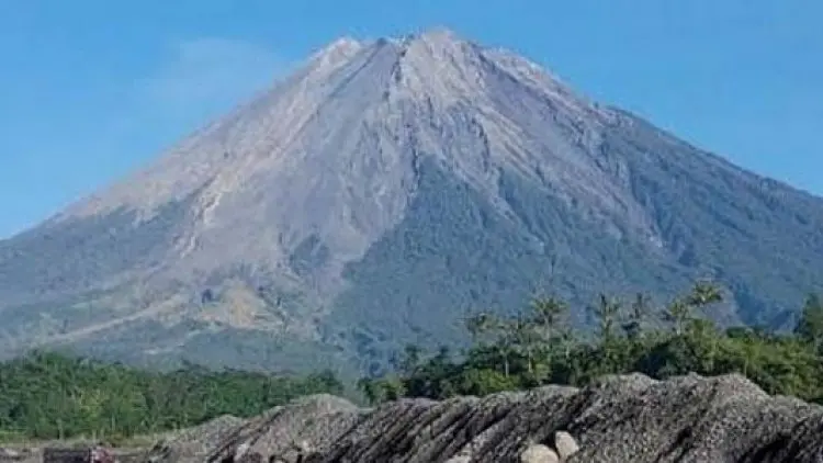 Rawan Longsor, Pendakian Semeru Masih Ditutup