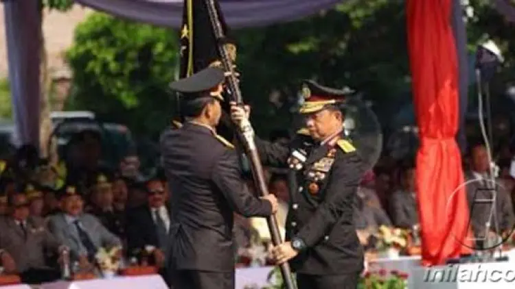 Tito Serahkan Panji Tribrata ke Idham Azis