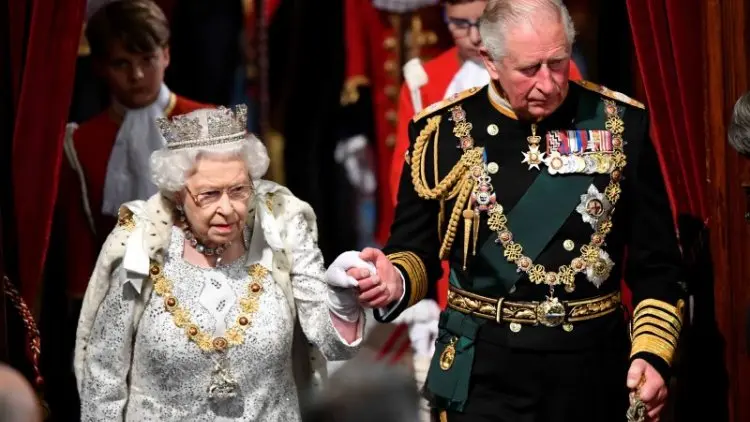 Ratu Elizabeth Akan Kenakan Busana Baru dengan Bulu Palsu