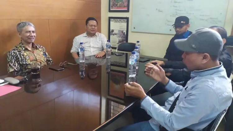 Aneh...Istri Bos Akumobil Tak Tahu Pekerjaan Suaminya