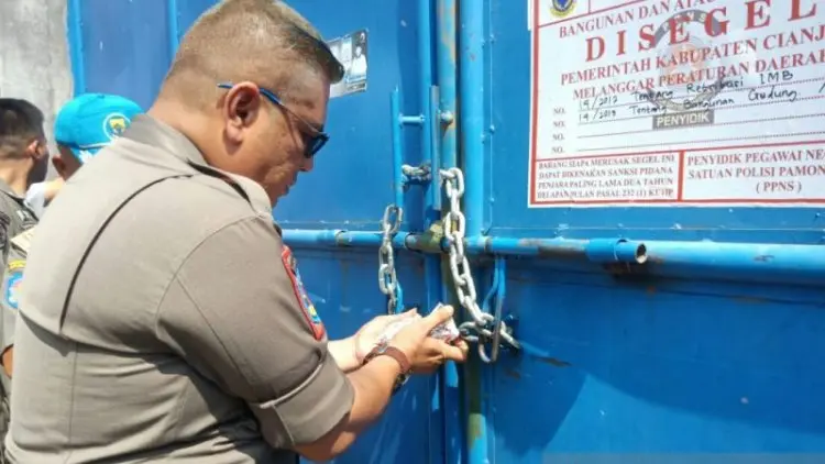Satpol PP Cianjur Segel Peternakan Ayam Tak Berizin