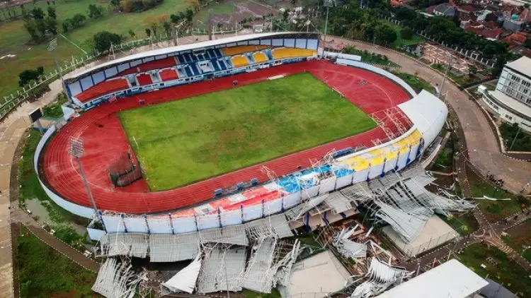 Sebagian Atap Tribun Timur Stadion Arcamanik Rusak