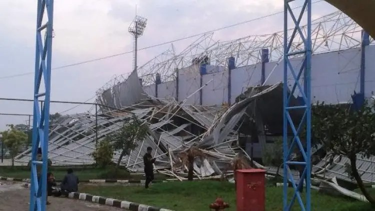 Cuma Satu Menit Angin Kencang Hancurkan Atap Stadion Arcamanik