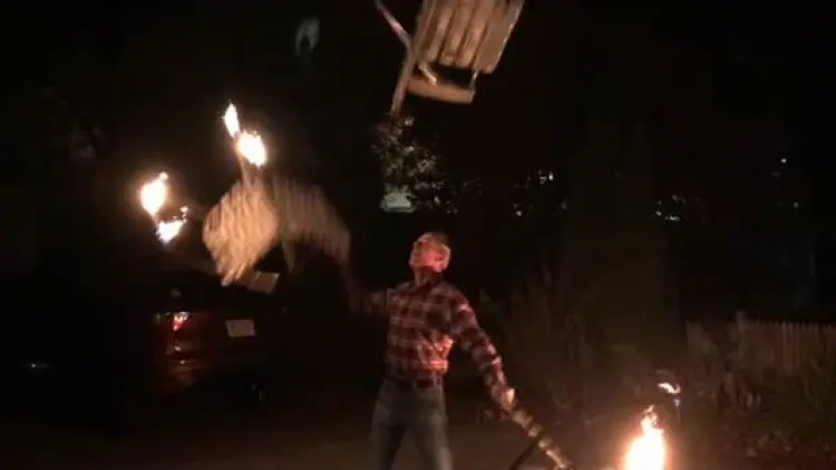Aksi Juggling Ekstrem dengan Kursi Terbakar