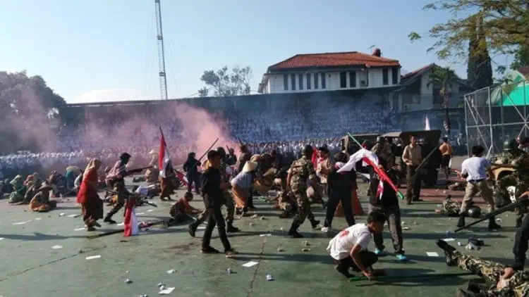 Pelajar di Garut Peringati Hari Pahlawan Dengan Teatrikal Peperangan