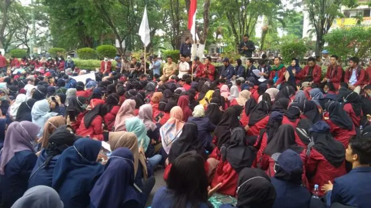 Mahasiswa Kalsel Tuntut UU Kefarmasian