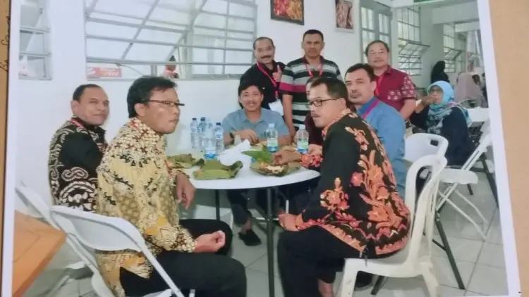 Beredar Foto Sunjaya Makan Bareng Kabid SMP