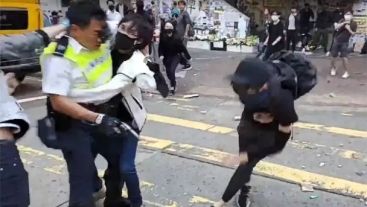 Polisi Hong Kong Tembak Pria dalam Keributan