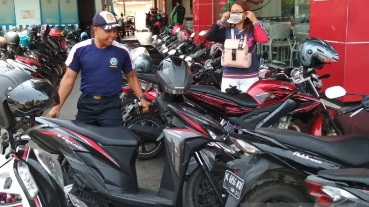 Sejumlah Pengelolaan Parkir di Karawang Diduga Liar