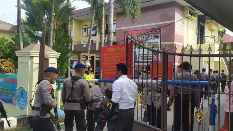 Korban Ledakan Bom Bunuh Diri Belum Dievakuasi