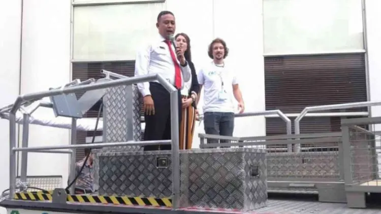 Bekasi Terima Bantuan Tiga Kapal Pembersih Sungai