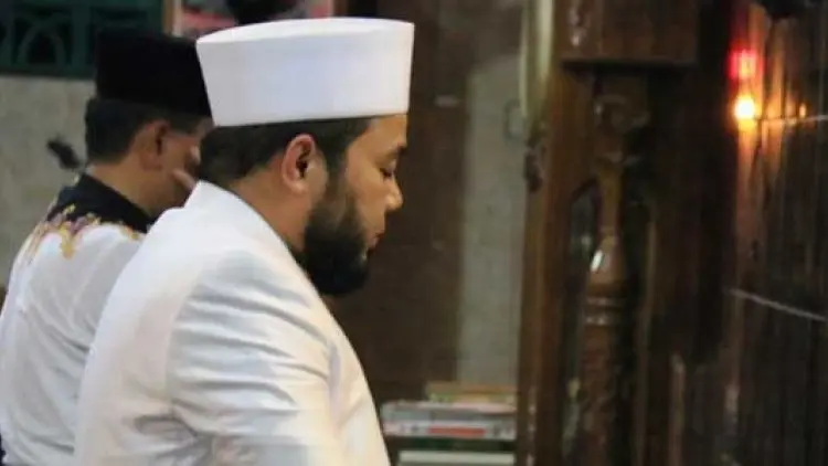 Meludah Ringan ketika Diganggu Setan saat Salat
