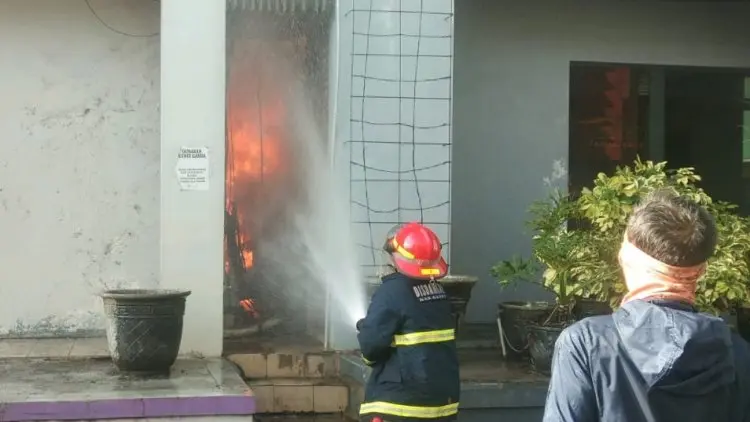 Kebakaran Timpa Pertokoan IBC