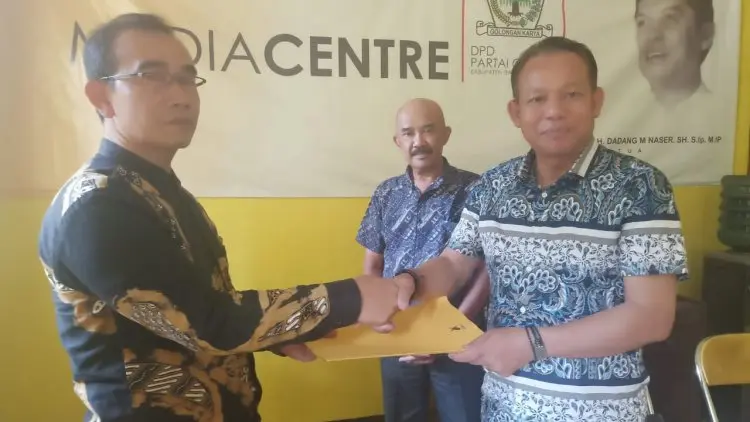 Tim Deding Ishak Ambil Formulir Balon Bupati Bandung dari Golkar
