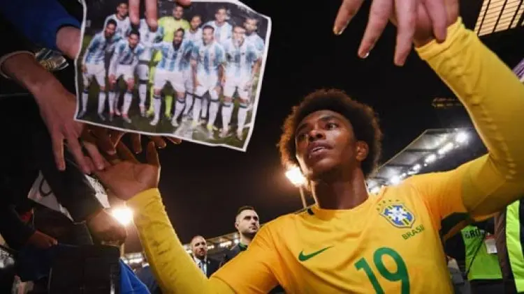 Willian: Ronaldinho Lebih Baik dari Messi dan CR7
