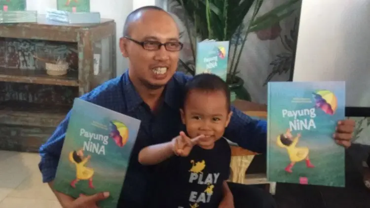Penulis Buku “Payung Nina” Terinspirasi Anak Berebut Payung