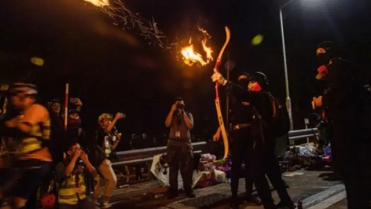 Demonstran Hong Kong Pakai Panah dan Api