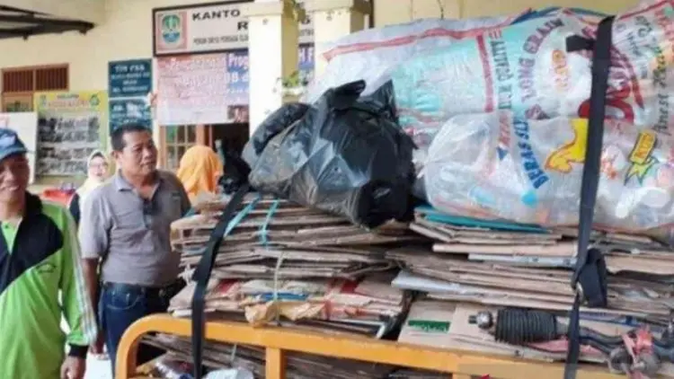 Warga Bekasi Bayar PBB Pakai Sampah