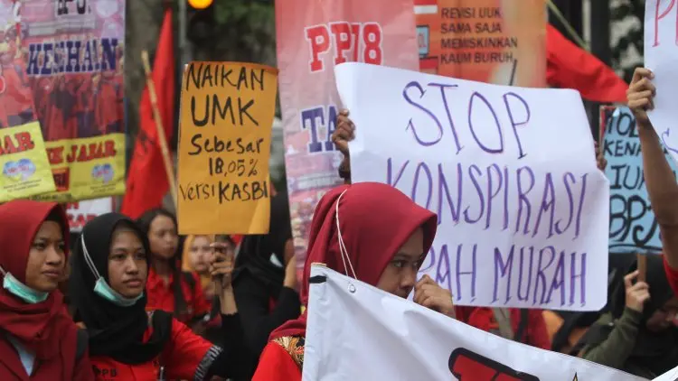 Foto: Demo Buruh Tuntut Ridwan Kamil Tetapkan UMK