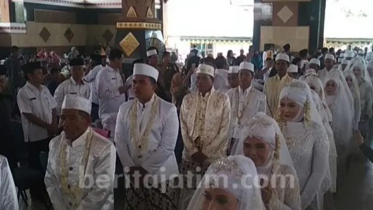 Belasan Pasangan Lansia Ikuti Nikah Massal