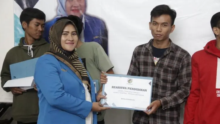 KNPI Berikan Beasiswa Pendidikan Paket C untuk Murid PKBM Aksi