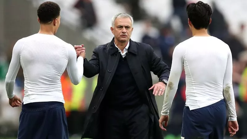 Mou: Hubungan Saya dengan Fans MU Baik, Ah Masa Sih....